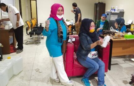 DPD HIPPI BANTEN Bagi Bagi Masker cegah debu Anak Gunung krakatau